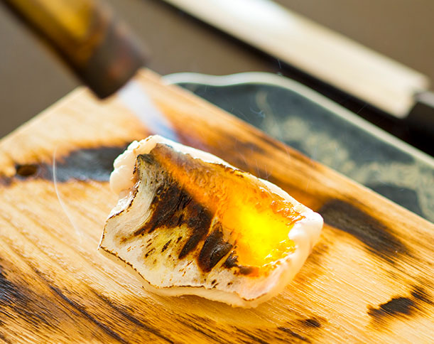 写真：目の前で仕上げるパフォーマンス料理