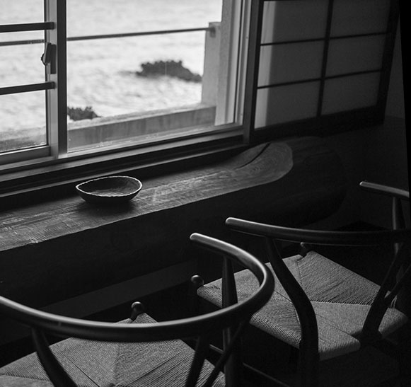 写真：カウンターテーブルとチェア